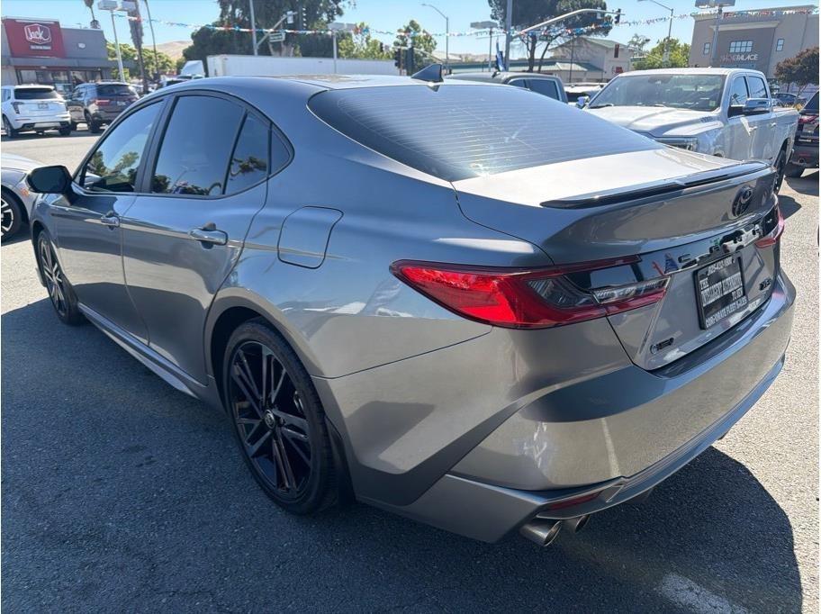 Toyota Camry Hybrid XLE 2025