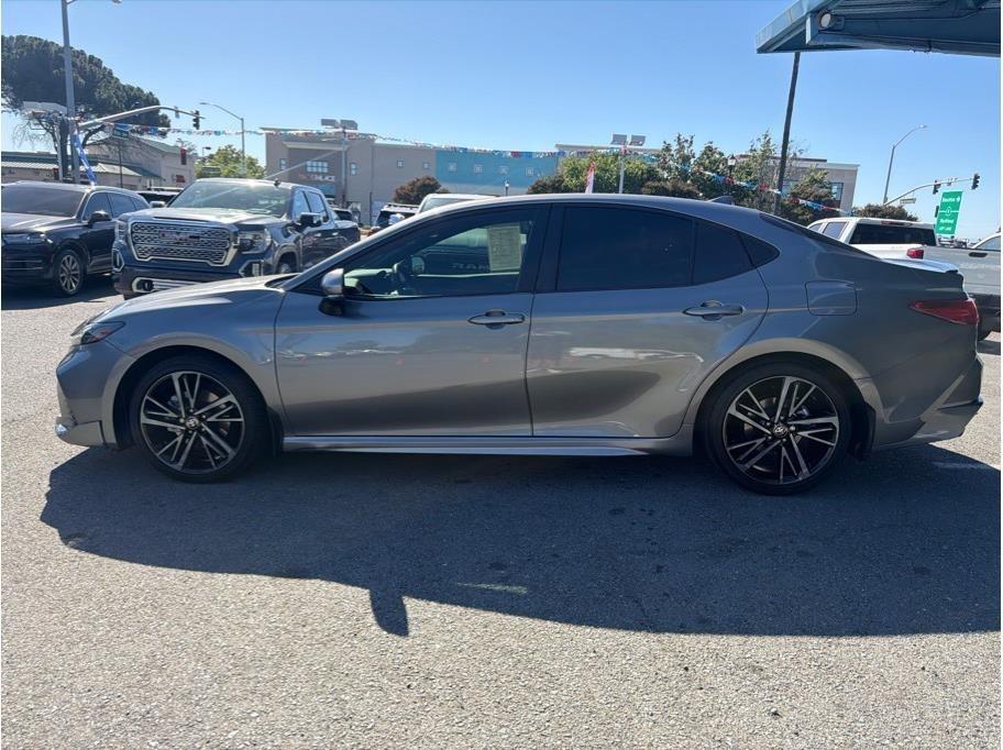 Toyota Camry Hybrid XLE 2025