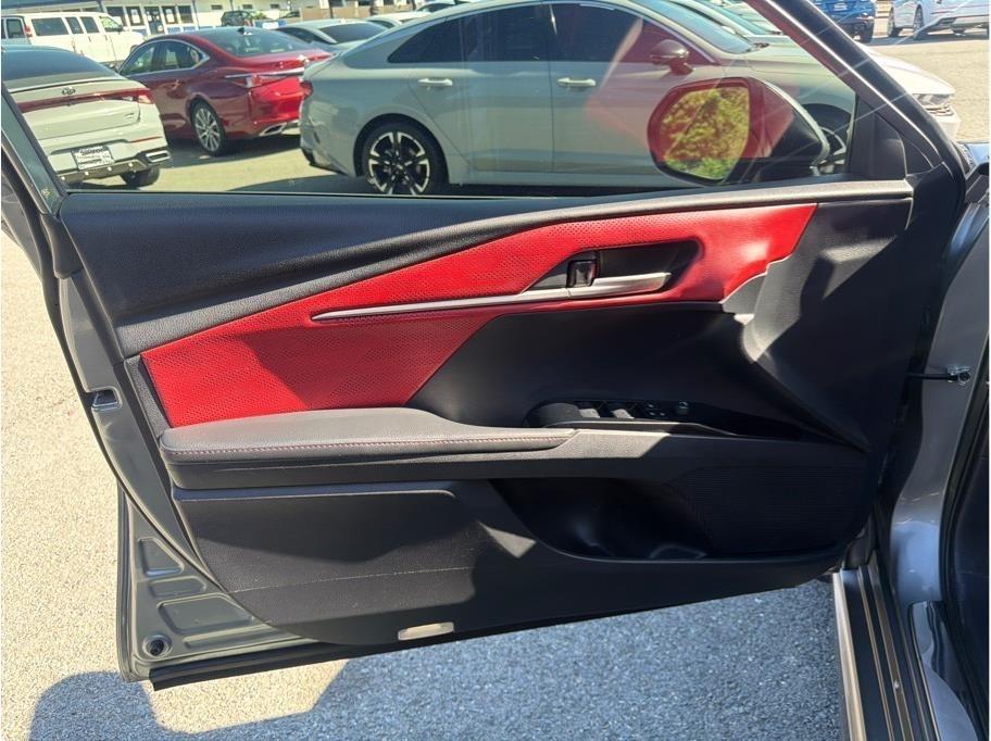 Toyota Camry Hybrid XLE 2025