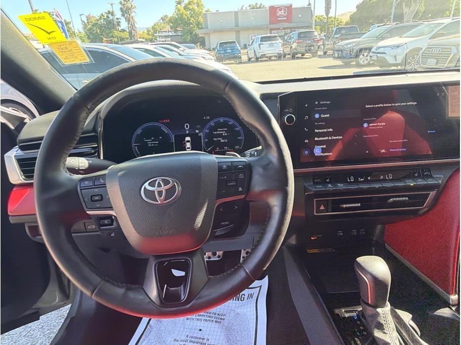 Toyota Camry Hybrid XLE 2025