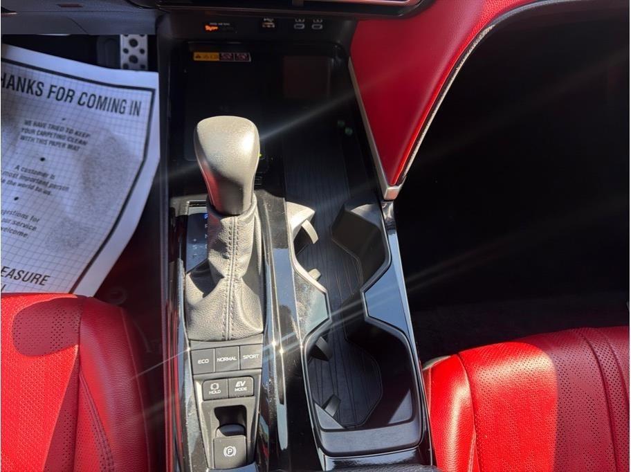 Toyota Camry Hybrid XLE 2025