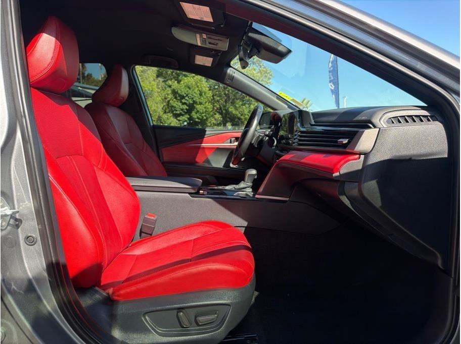 Toyota Camry Hybrid XLE 2025