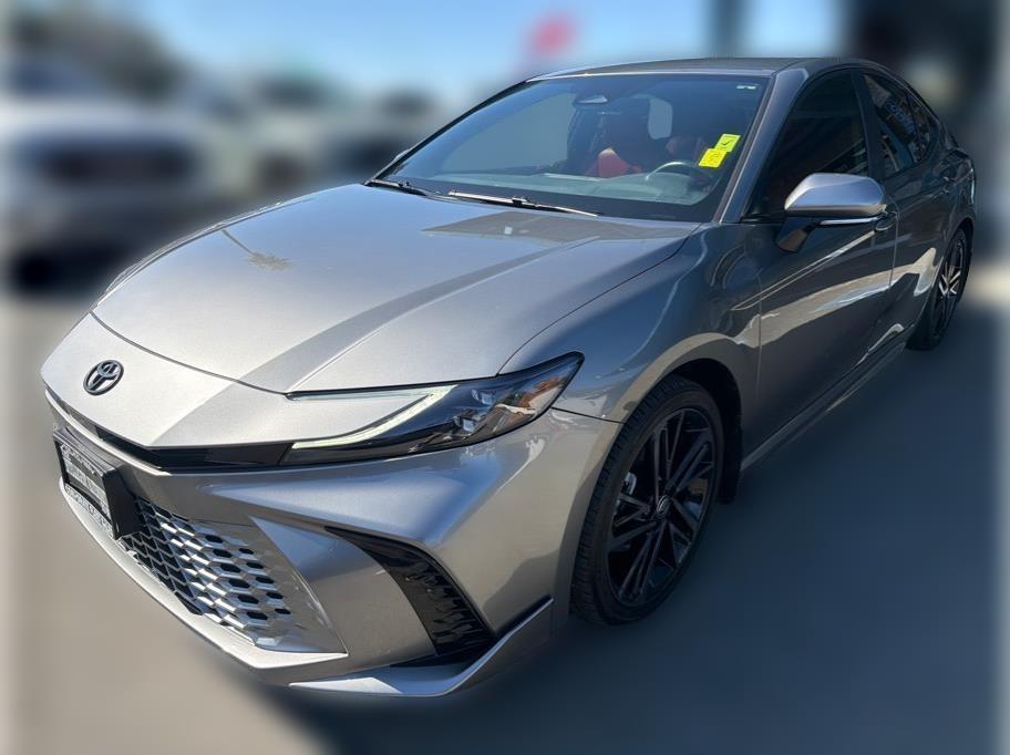 Toyota Camry Hybrid XLE 2025