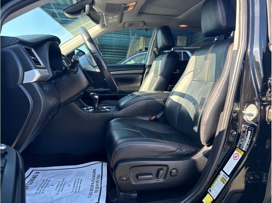 Toyota Highlander SE FWD V6 2019