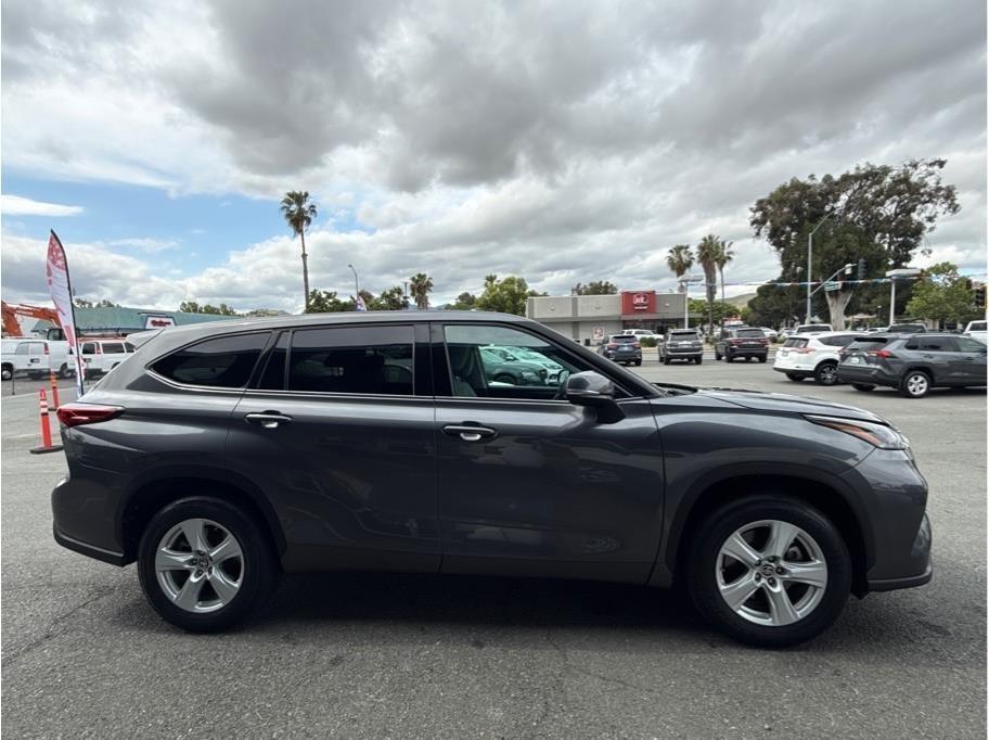 Toyota Highlander LE FWD V6 2021