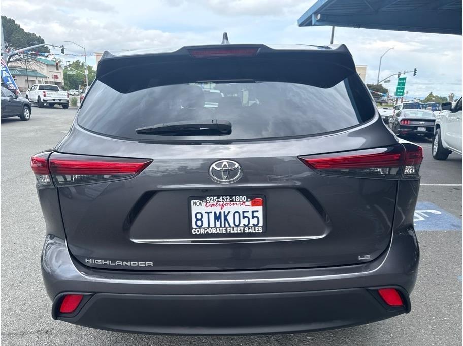 Toyota Highlander LE FWD V6 2021