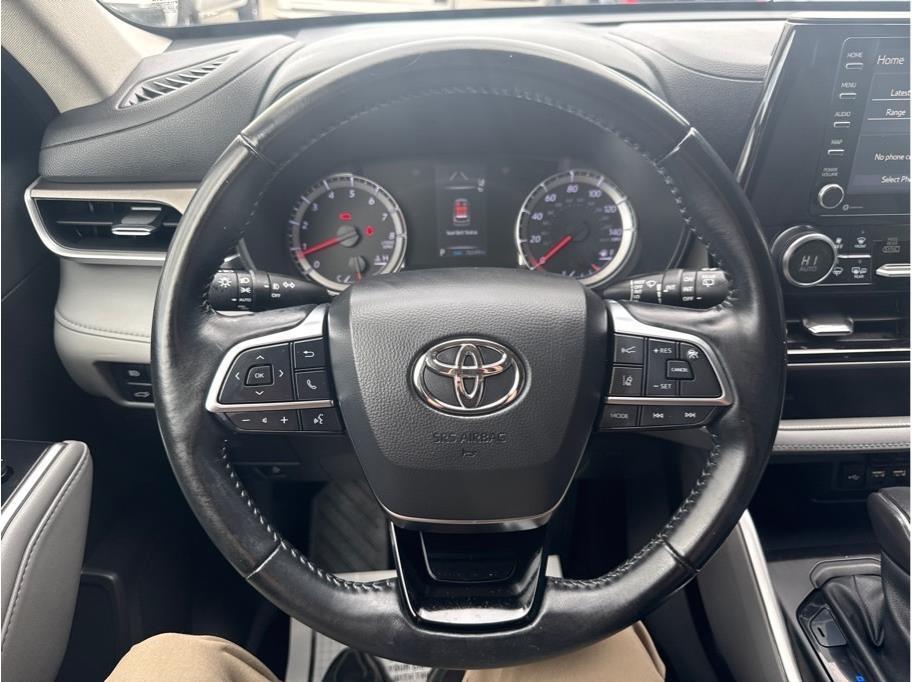 Toyota Highlander LE FWD V6 2021