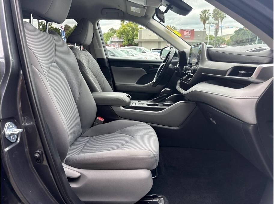 Toyota Highlander LE FWD V6 2021