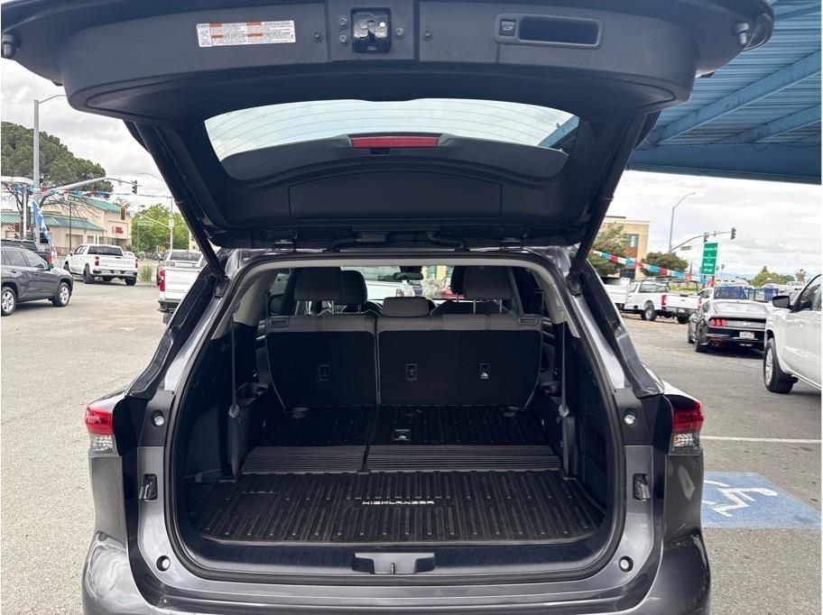 Toyota Highlander LE FWD V6 2021