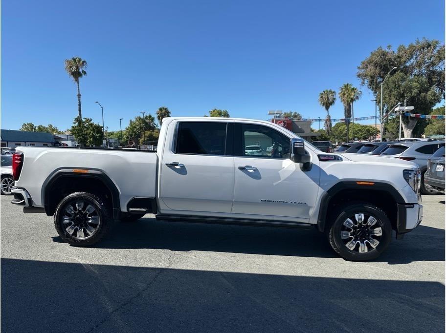 GMC Sierra 2500HD Denali Crew Cab 4WD SB 2024