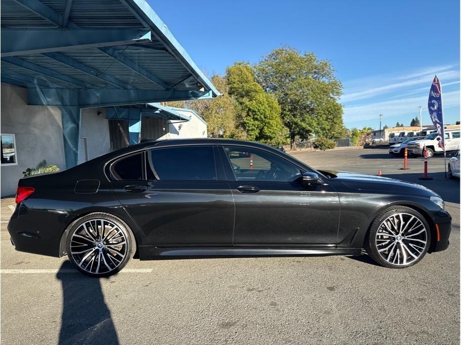BMW 750i photo 4