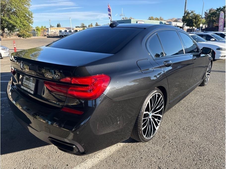 BMW 750i photo 5