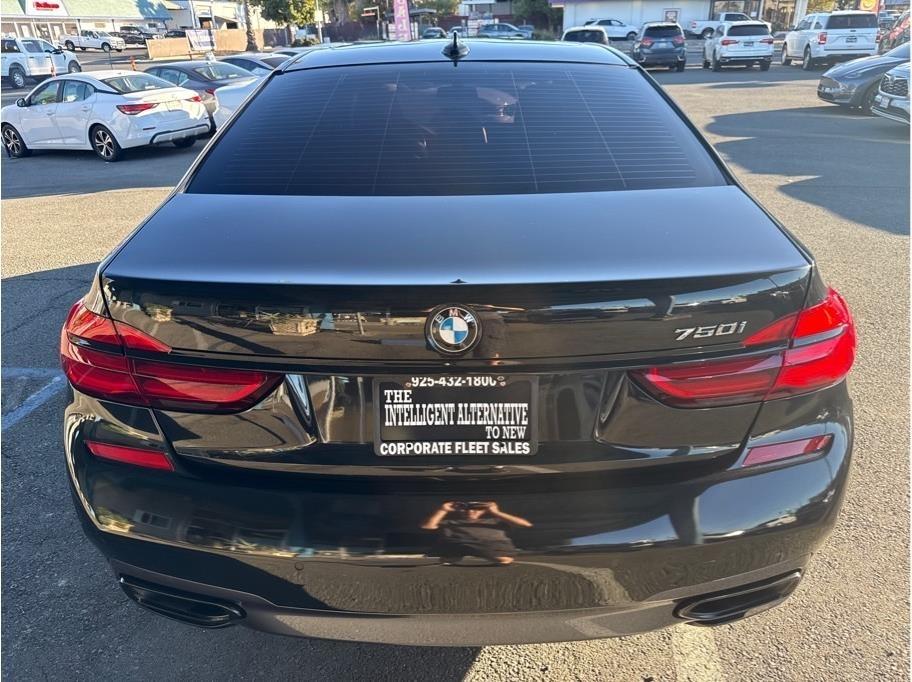 BMW 750i photo 6