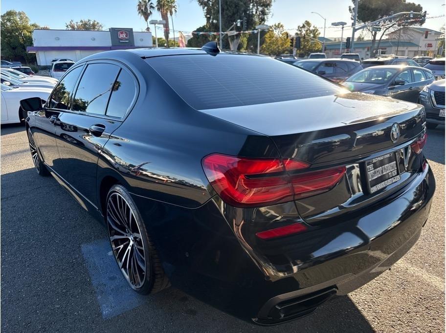 BMW 750i photo 7