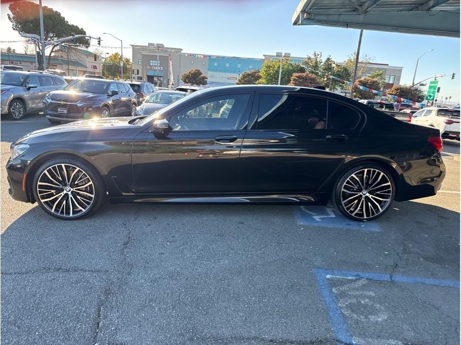 BMW 750i photo 8