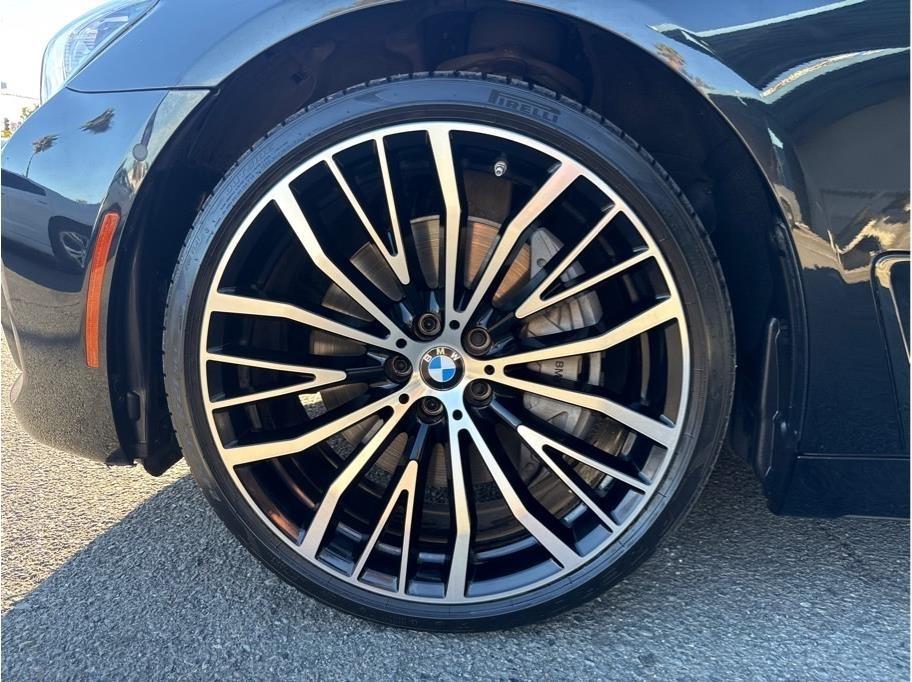 BMW 750i photo 9