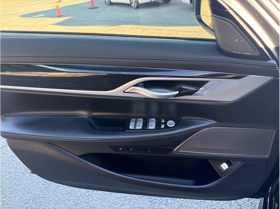 BMW 750i photo 10
