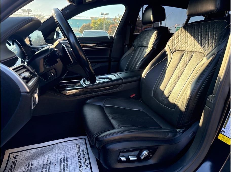 BMW 750i photo 11