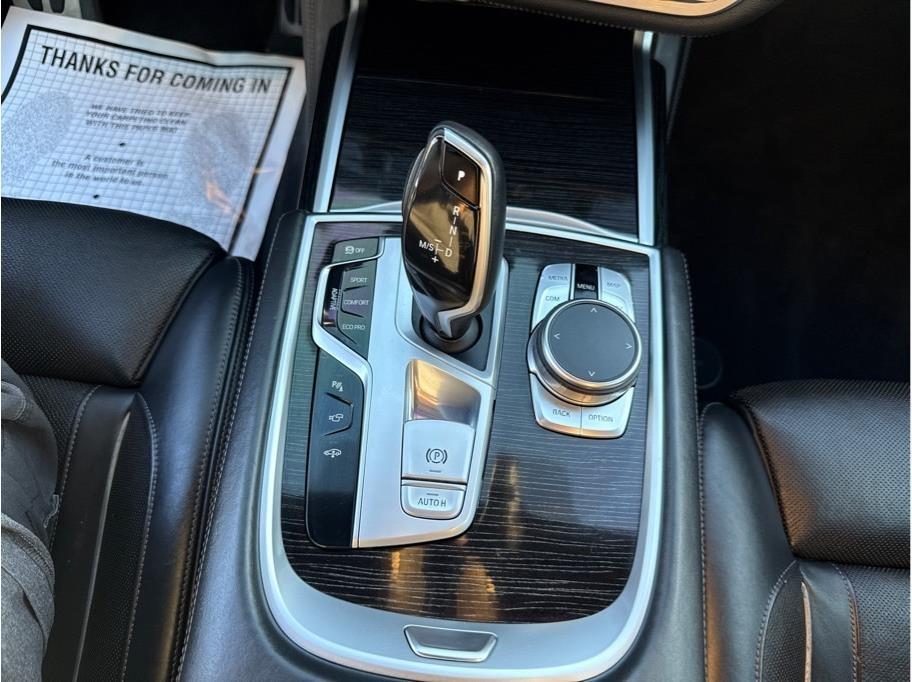 BMW 750i photo 16
