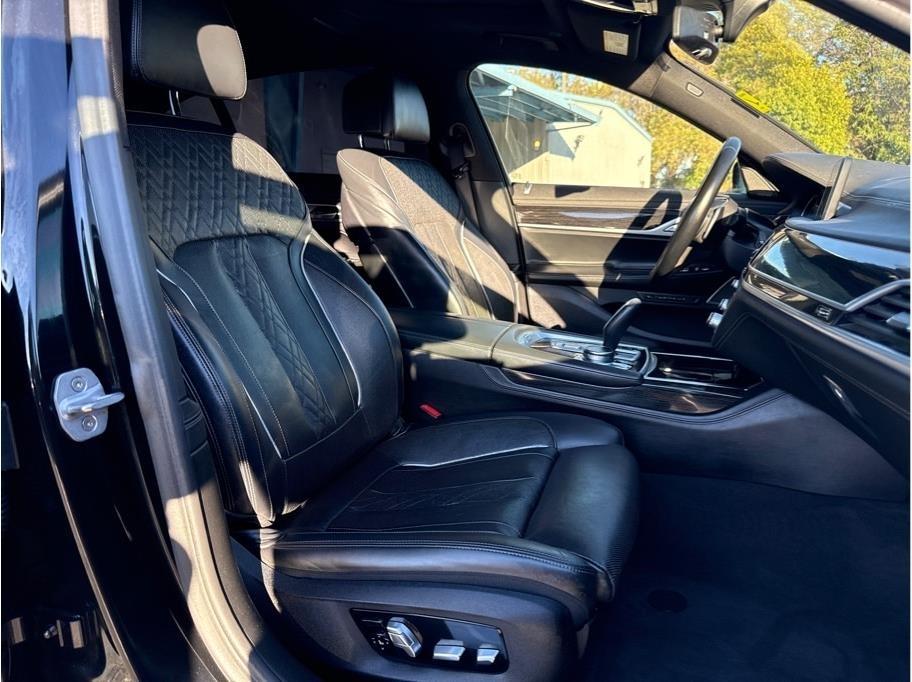 BMW 750i photo 17