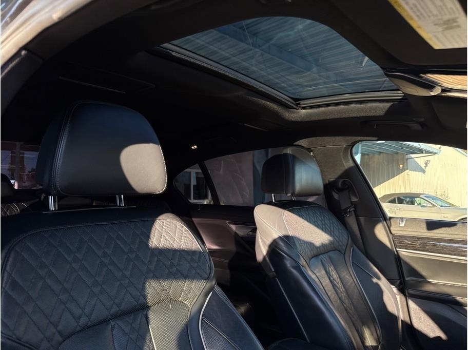 BMW 750i photo 18