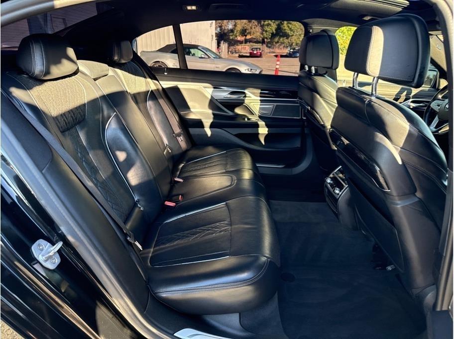 BMW 750i photo 19