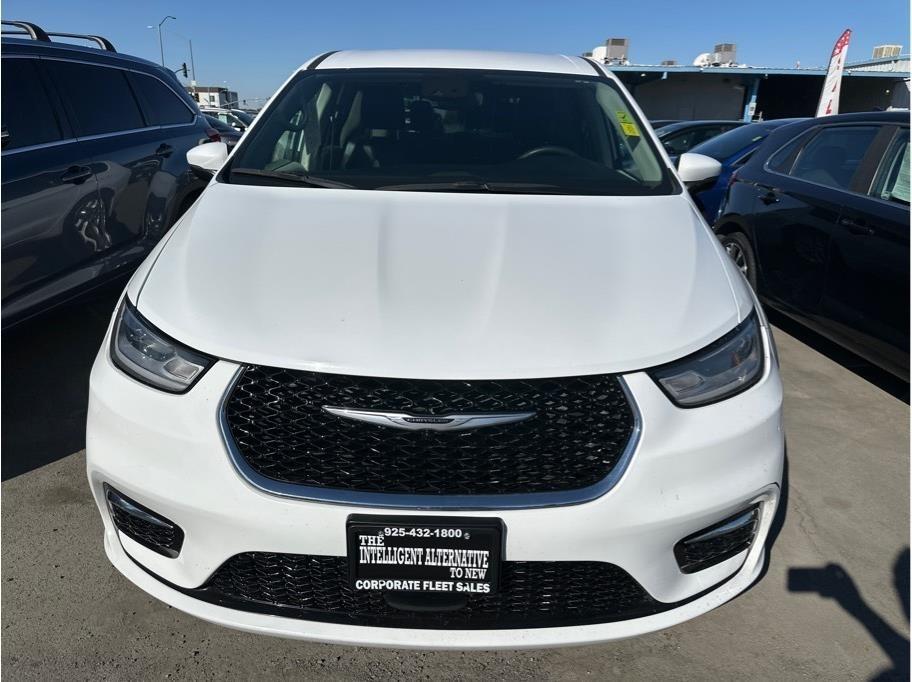 Chrysler Pacifica photo 2