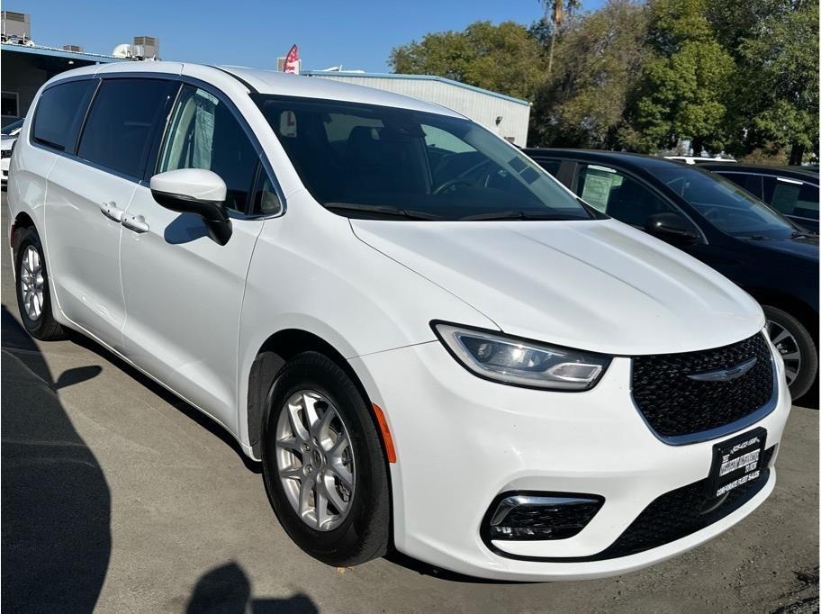 Chrysler Pacifica photo 3
