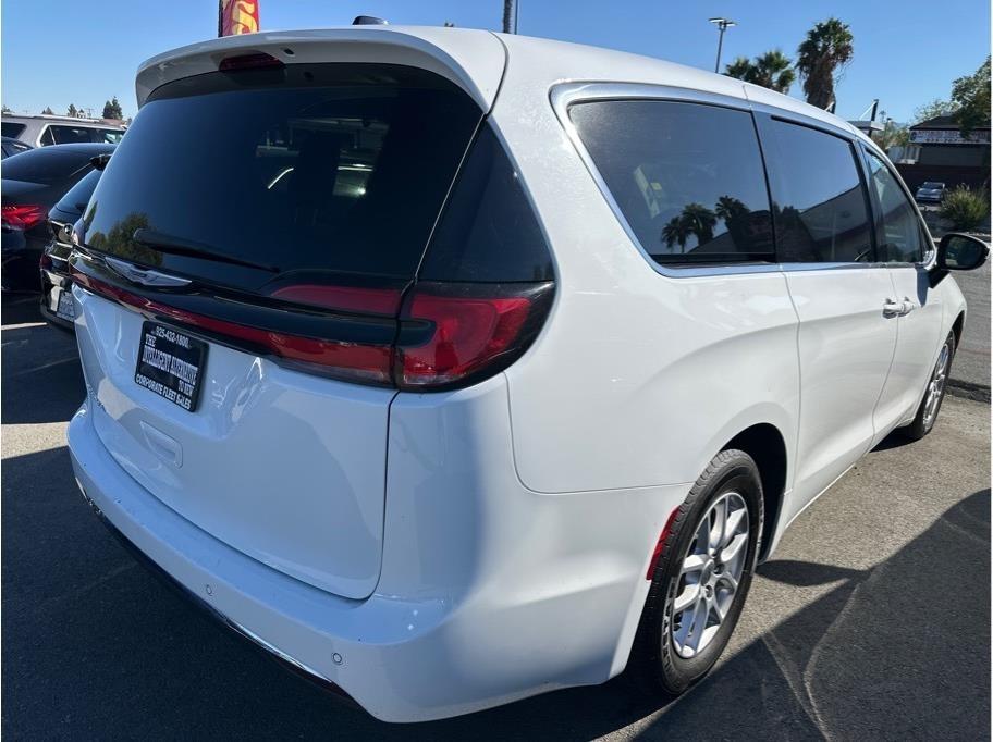 Chrysler Pacifica photo 4