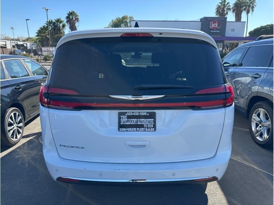 Chrysler Pacifica photo 5