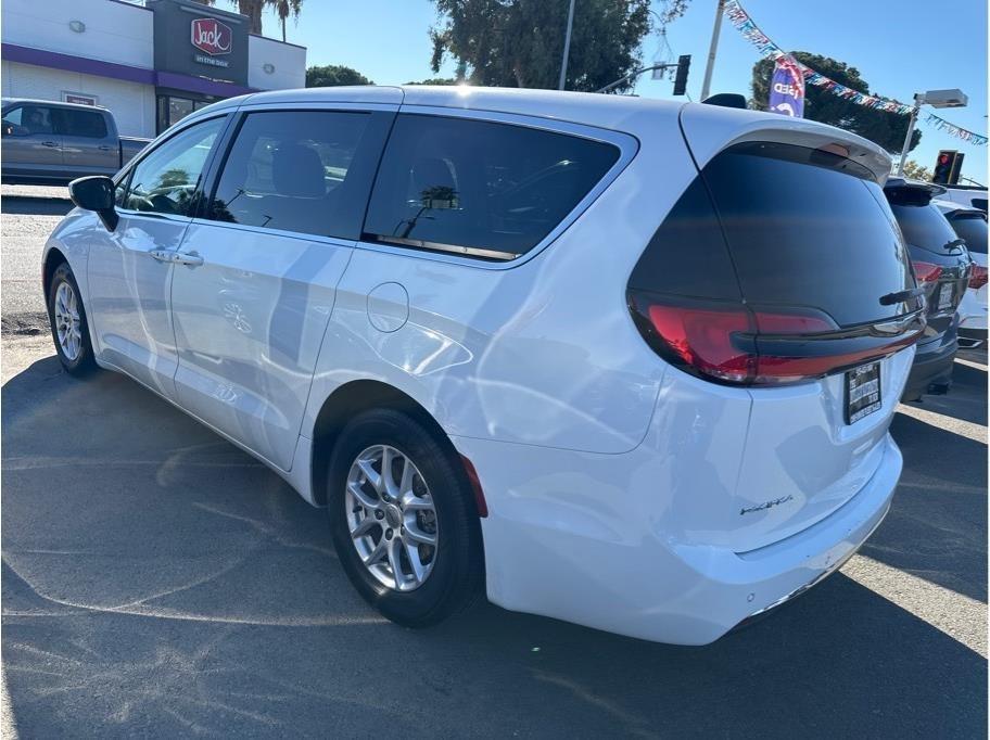 Chrysler Pacifica photo 6