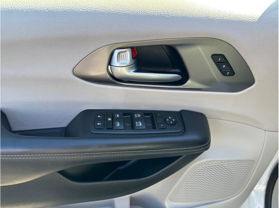 Chrysler Pacifica photo 8