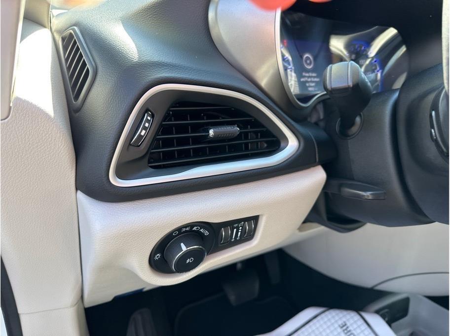 Chrysler Pacifica photo 9