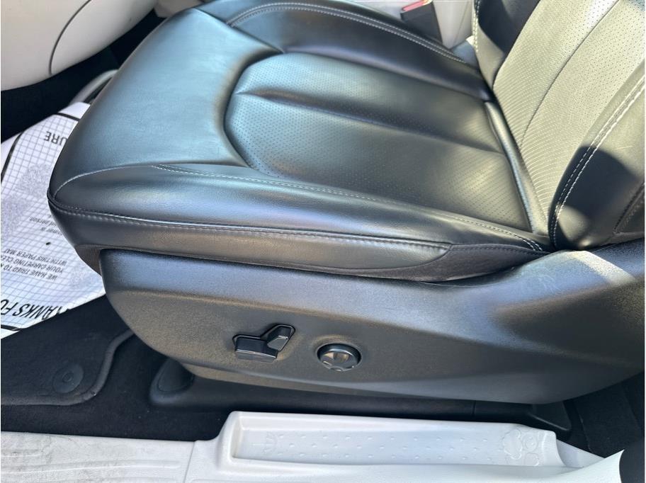 Chrysler Pacifica photo 10