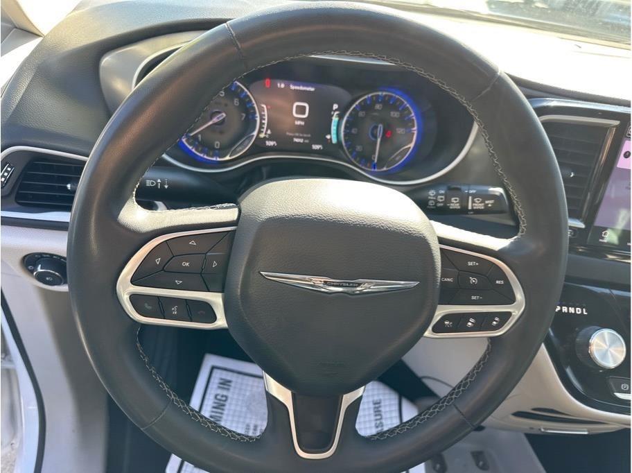 Chrysler Pacifica photo 11