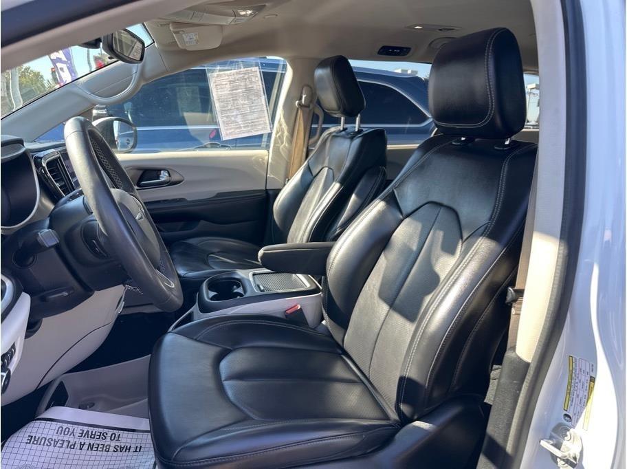 Chrysler Pacifica photo 14
