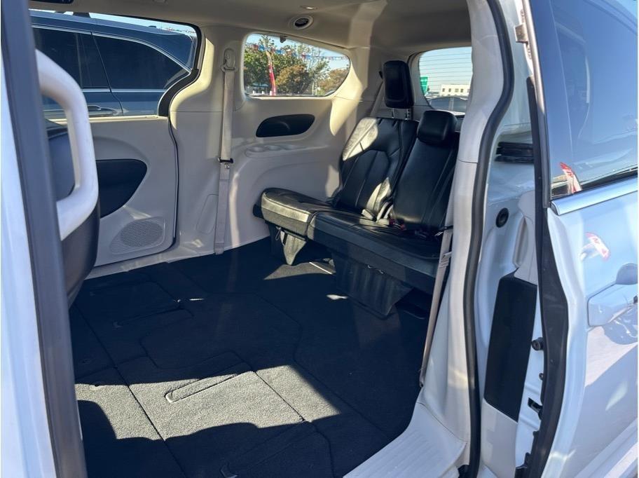 Chrysler Pacifica photo 15