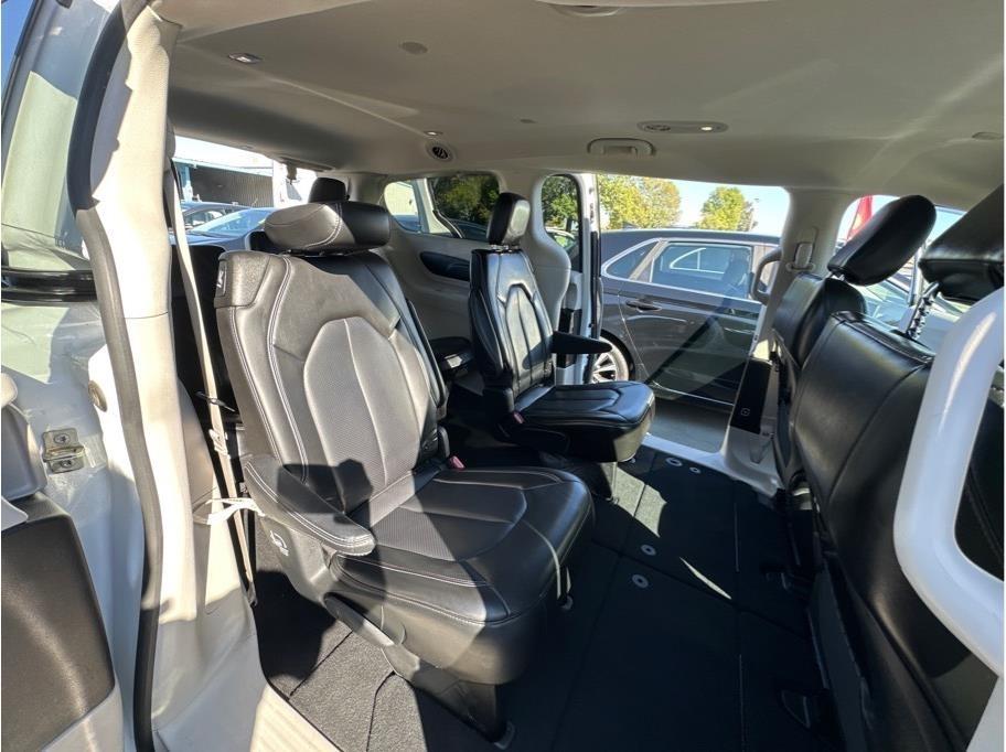 Chrysler Pacifica photo 16