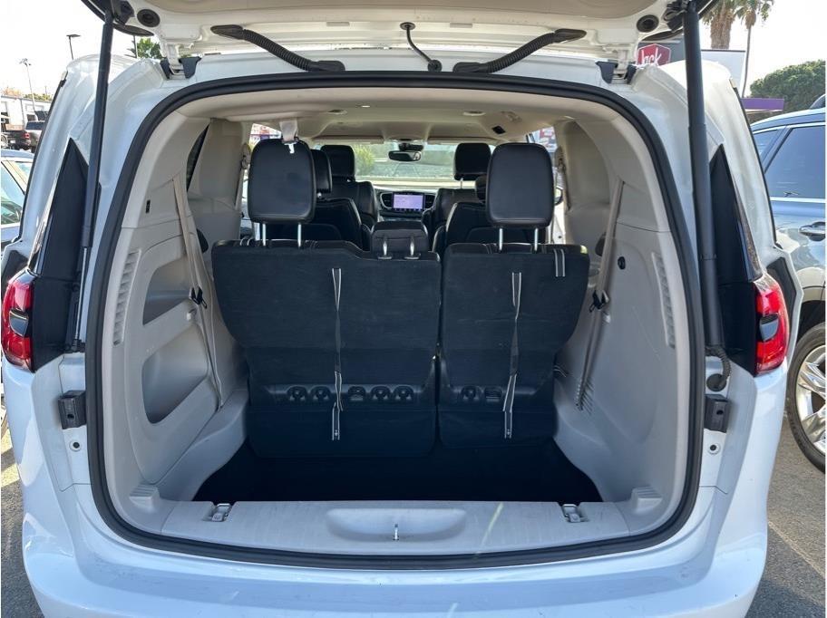 Chrysler Pacifica photo 17