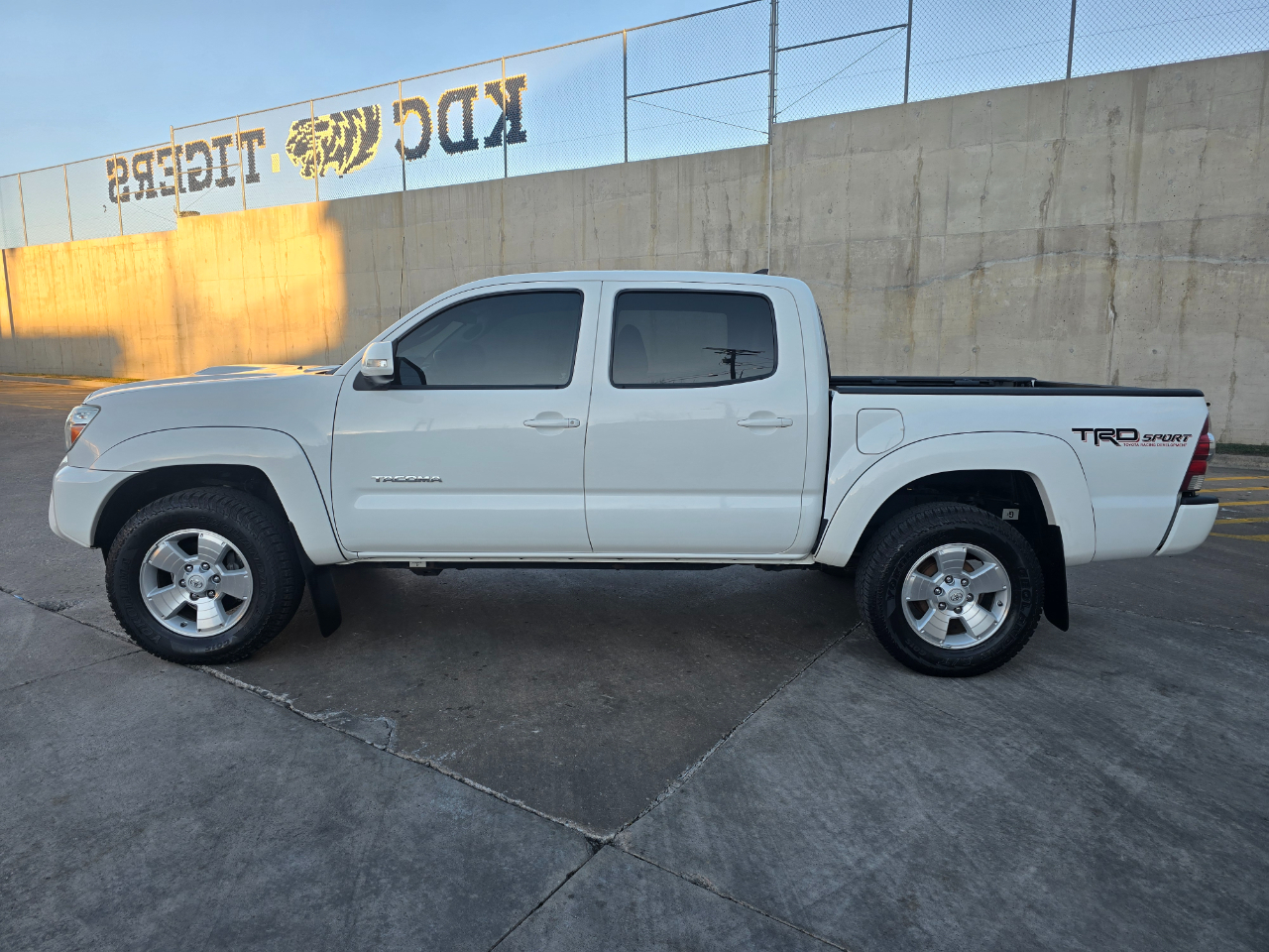 Toyota Tacoma 4WD Double Cab V6 AT (Natl) 2015