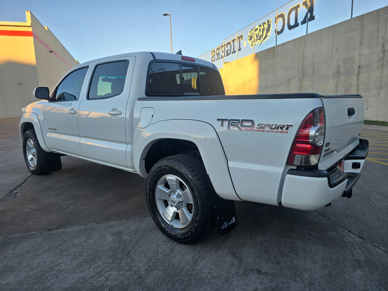 Toyota Tacoma 4WD Double Cab V6 AT (Natl) 2015