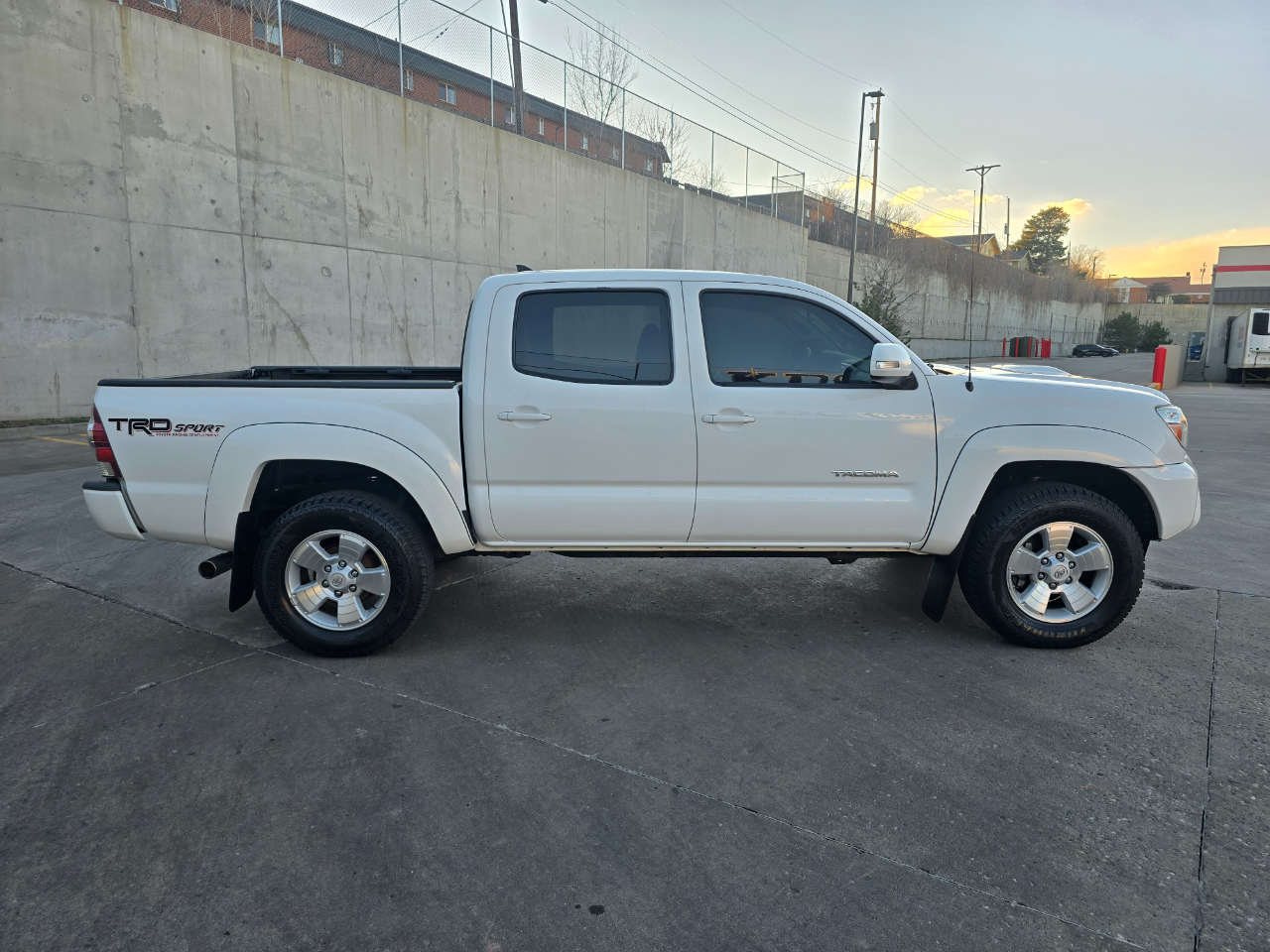 Toyota Tacoma 4WD Double Cab V6 AT (Natl) 2015