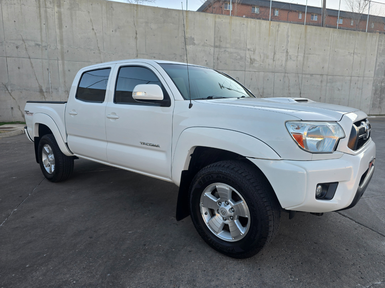 Toyota Tacoma 4WD Double Cab V6 AT (Natl) 2015