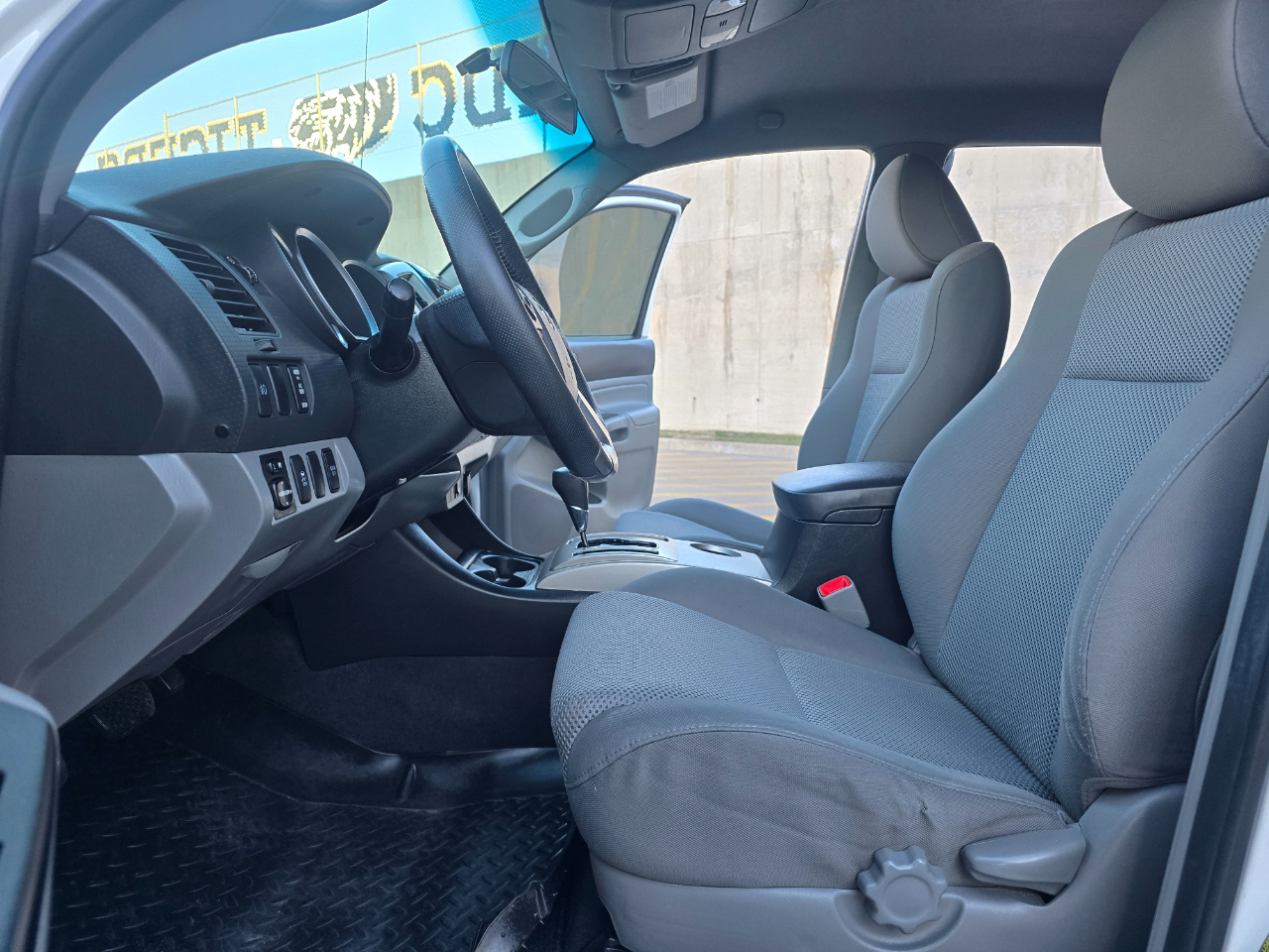 Toyota Tacoma 4WD Double Cab V6 AT (Natl) 2015