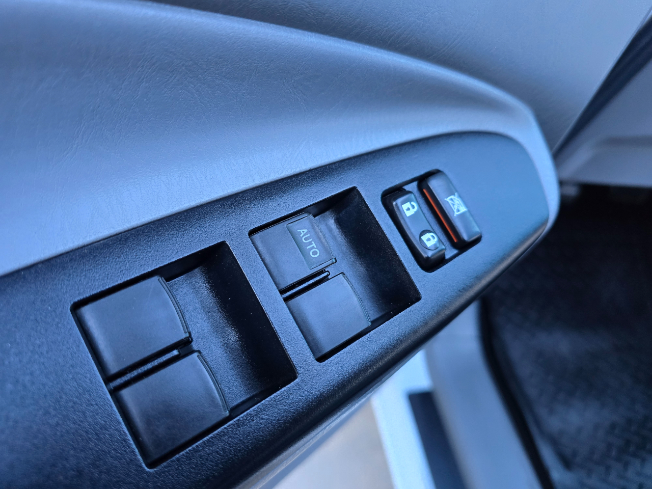 Toyota Tacoma 4WD Double Cab V6 AT (Natl) 2015