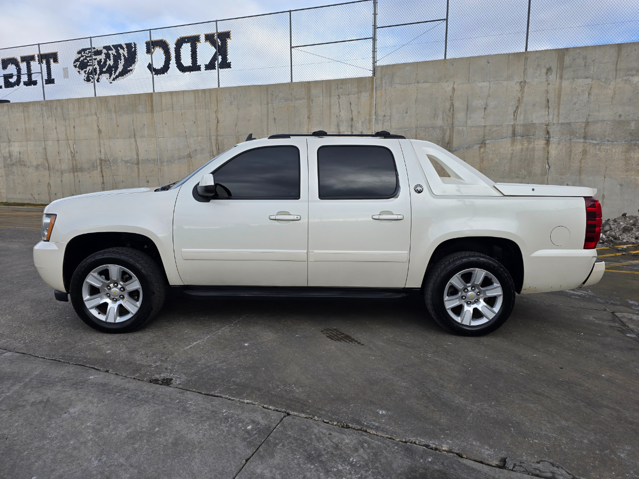 Chevrolet Avalanche 4WD Crew Cab LTZ 2013