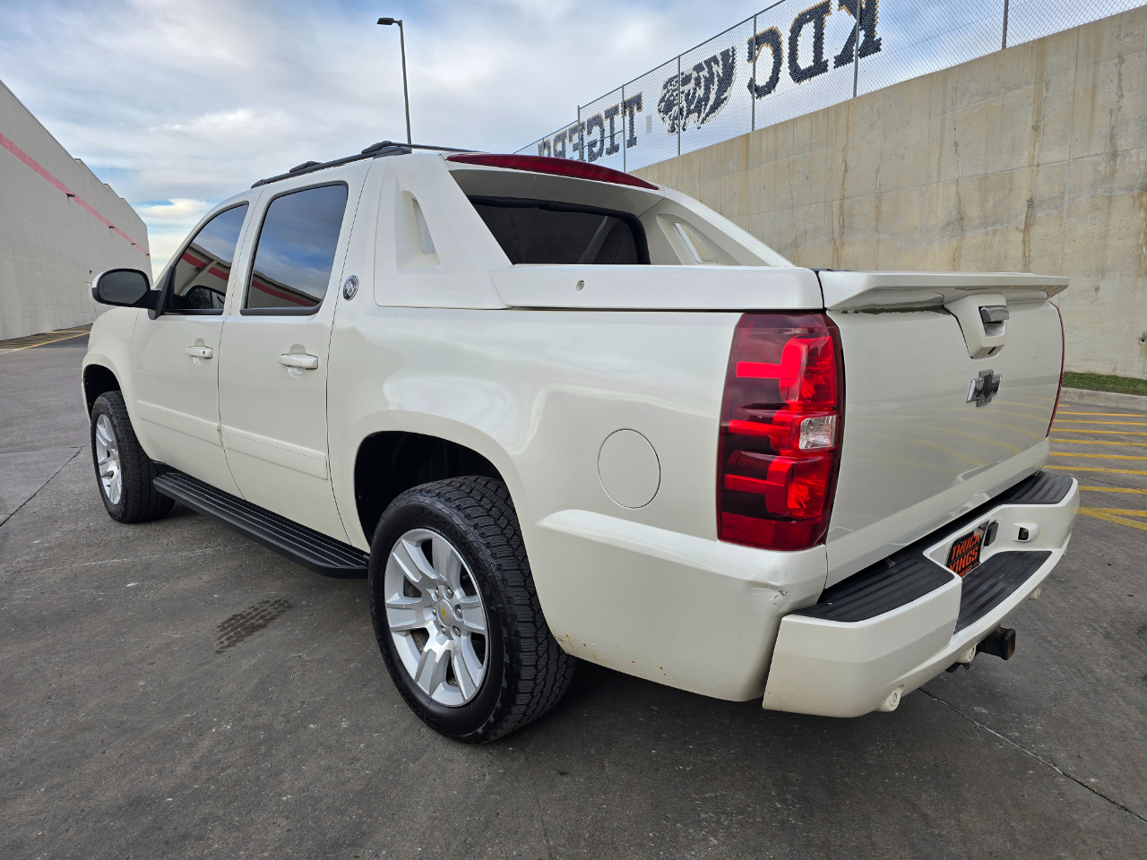 Chevrolet Avalanche 4WD Crew Cab LTZ 2013