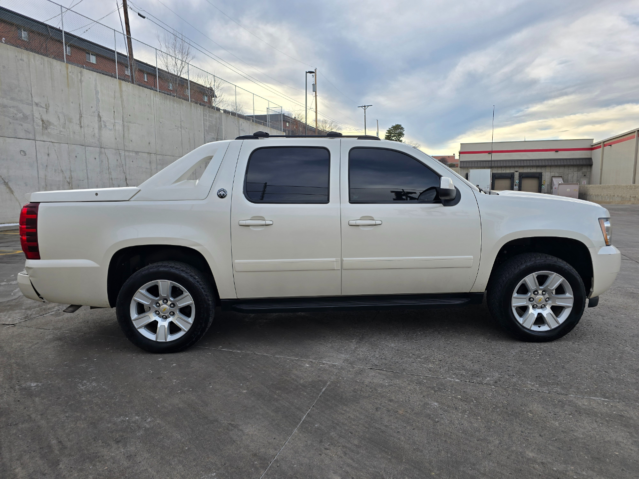 Chevrolet Avalanche 4WD Crew Cab LTZ 2013