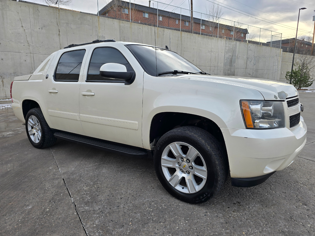 Chevrolet Avalanche 4WD Crew Cab LTZ 2013