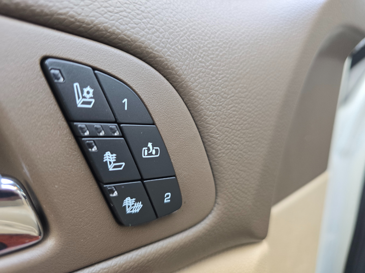 Chevrolet Avalanche 4WD Crew Cab LTZ 2013